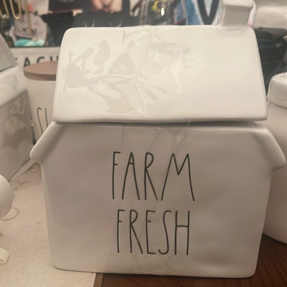 Rae Dunn BNWT FARM fresh with insulated lid and side designs 8.5βx 7 Apx.ππ€ - Picture 1 of 5